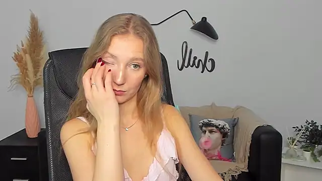 Snapshot of LolaWilsons chatting on 02/04/25, 12:33 LolaWilsons online show from 02/04/25, 12:33