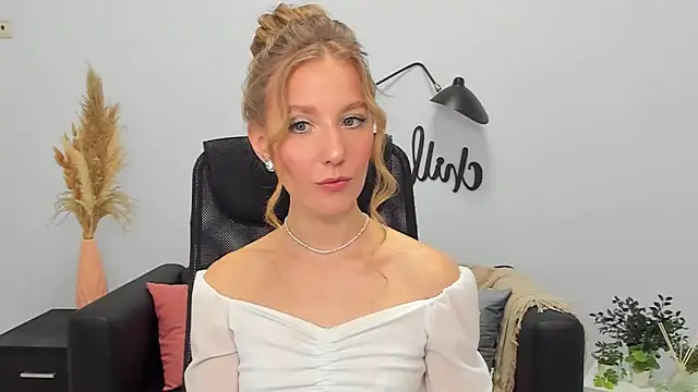 Snapshot of LolaWilsons chatting on 02/08/25, 11:55 LolaWilsons online show from 02/08/25, 11:55