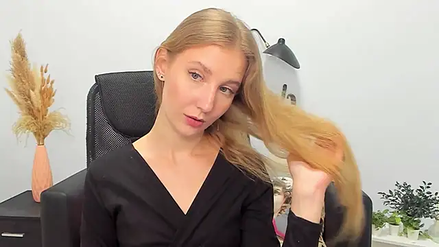 Snapshot of LolaWilsons chatting on 02/27/25, 12:23 LolaWilsons online show from 02/27/25, 12:23