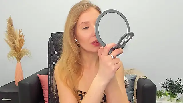 Snapshot of LolaWilsons chatting on 03/02/25, 02:00 LolaWilsons online show from 03/02/25, 02:00