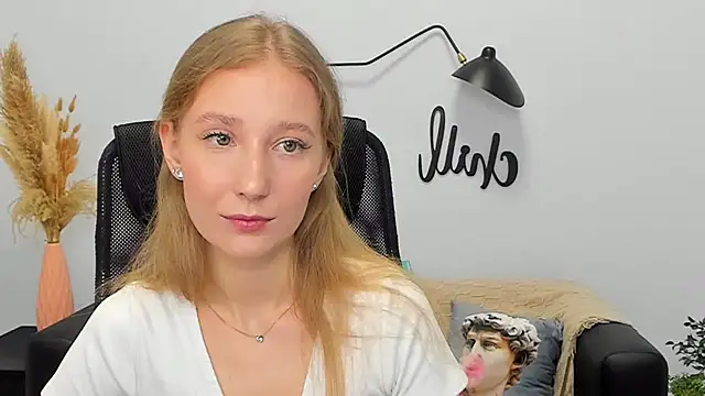 Snapshot of LolaWilsons chatting on 03/14/25, 09:24 LolaWilsons online show from 03/14/25, 09:24