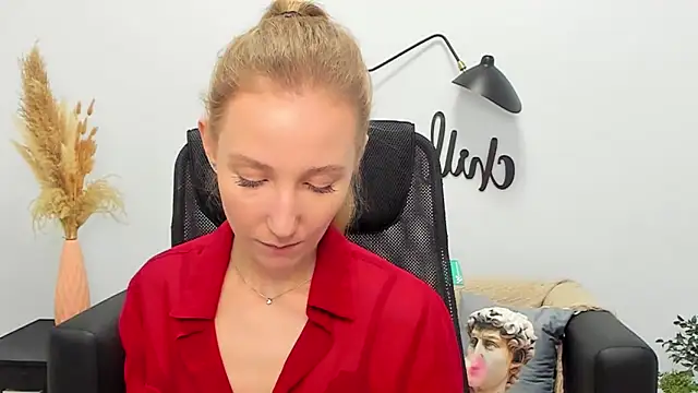 Snapshot of LolaWilsons chatting on 03/20/25, 12:22 LolaWilsons online show from 03/20/25, 12:22