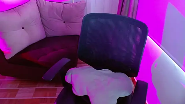 milfrousse online show from 03/06/25, 04:17