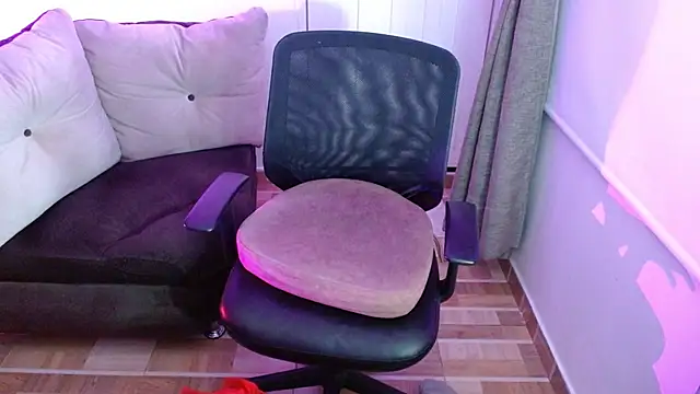 milfrousse online show from 10/06/25, 10:02