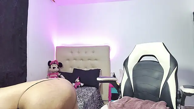 Snapshot of Isis_brown7 chatting on 02/21/25, 10:48 Isis brown7 online show from 02/21/25, 10:48