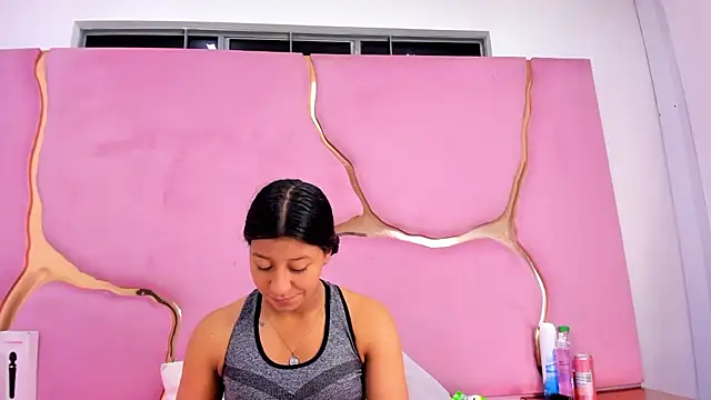 Snapshot of VaneLin18 chatting on 11/22/25, 08:52 VaneLin18 online show from 11/22/25, 08:52