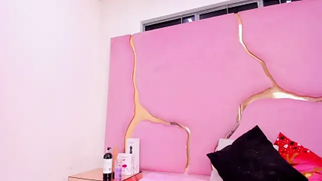 Snapshot of VaneLin18 chatting on 12/03/25, 09:35 VaneLin18 online show from 12/03/25, 09:35