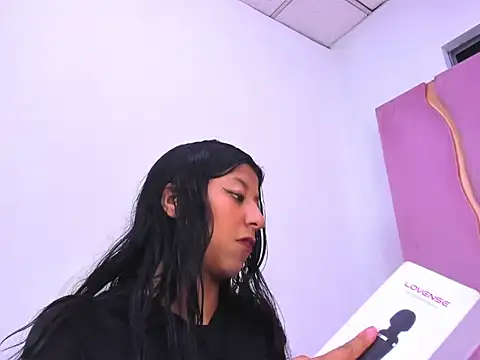 Snapshot of VaneLin18 chatting on 12/04/25, 08:39 VaneLin18 online show from 12/04/25, 08:39