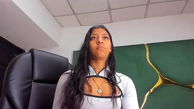 Snapshot of VaneLin18 chatting on 12/18/25, 08:04 VaneLin18 online show from 12/18/25, 08:04