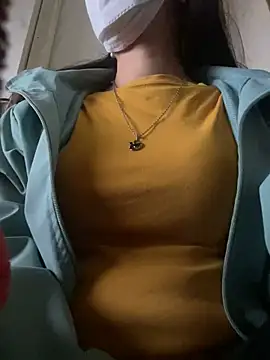 Snapshot of Tuongvy05 chatting on 12/20/24, 03:53 Tuongvy05 online show from 12/20/24, 03:53