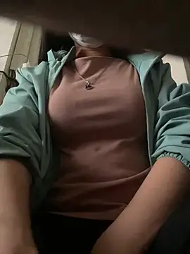 Snapshot of Tuongvy05 chatting on 12/25/24, 01:42 Tuongvy05 online show from 12/25/24, 01:42