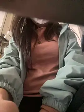 Snapshot of Tuongvy05 chatting on 12/25/24, 04:44 Tuongvy05 online show from 12/25/24, 04:44