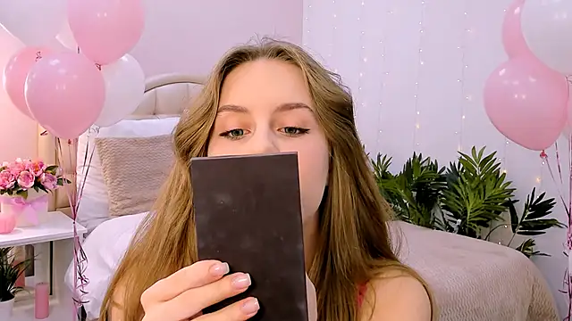 Snapshot of RozzitaBedberry chatting on 01/28/25, 09:08 RozzitaBedberry online show from 01/28/25, 09:08