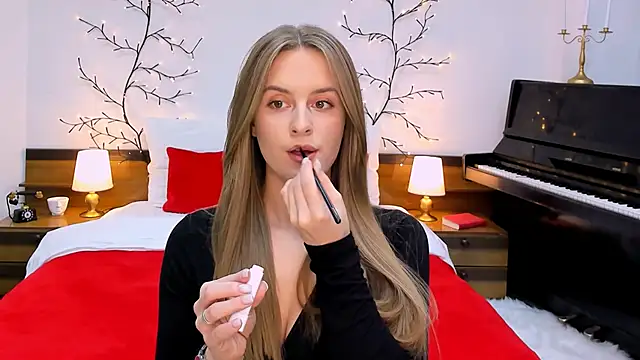 Snapshot of RozzitaBedberry chatting on 02/02/25, 04:11 RozzitaBedberry online show from 02/02/25, 04:11