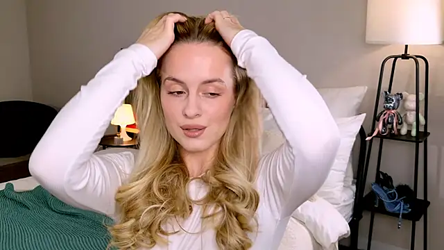 Snapshot of RozzitaBedberry chatting on 10/15/25, 01:22 RozzitaBedberry online show from 10/15/25, 01:22