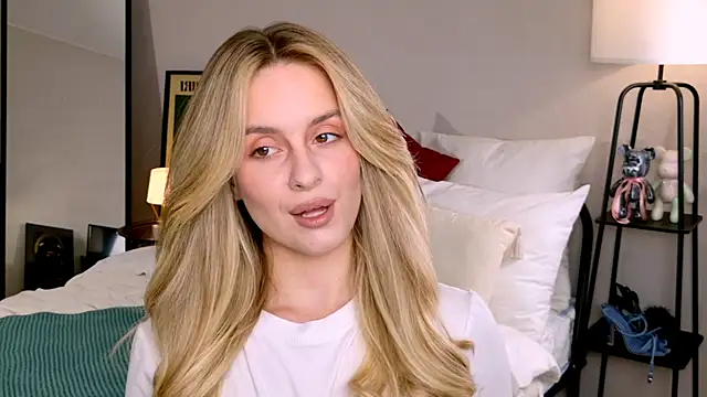 Snapshot of RozzitaBedberry chatting on 10/17/25, 01:14 RozzitaBedberry online show from 10/17/25, 01:14