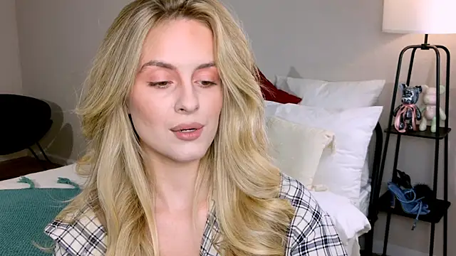 Snapshot of RozzitaBedberry chatting on 10/19/25, 01:45 RozzitaBedberry online show from 10/19/25, 01:45