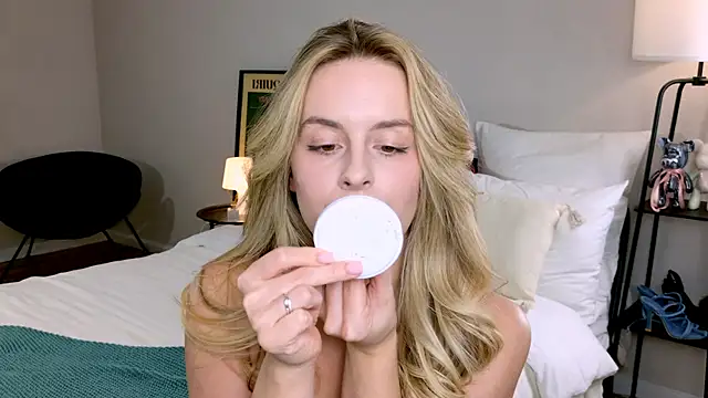 Snapshot of RozzitaBedberry chatting on 11/07/25, 01:11 RozzitaBedberry online show from 11/07/25, 01:11