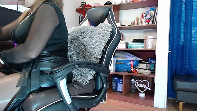 LiaTaylorr online show from 10/10/25, 12:15