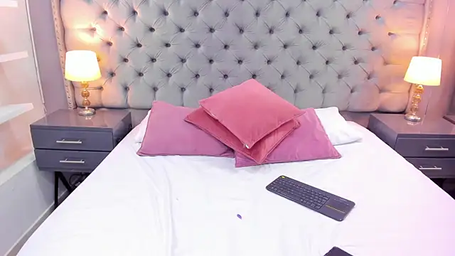 SamantaG online show from 02/10/25, 01:11