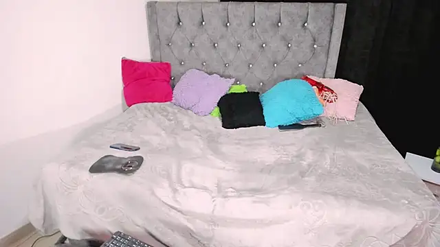 Snapshot of valenthottie chatting on 02/22/25, 02:28 valenthottie online show from 02/22/25, 02:28