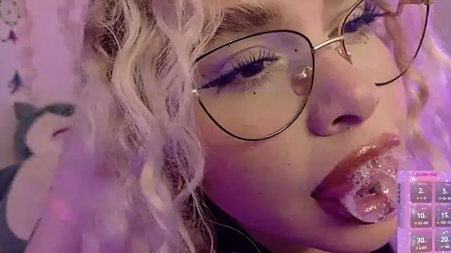 Haelycute online show from 04/01/26, 12:22