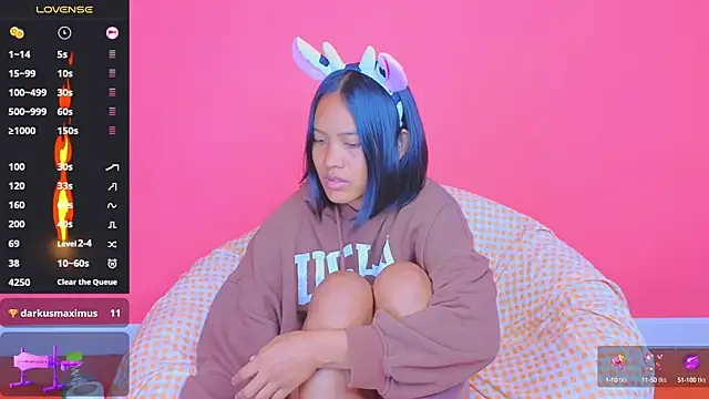 Snapshot of Natsu__ chatting on 01/21/25, 02:43 Natsu online show from 01/21/25, 02:43