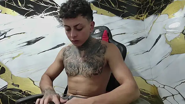 Snapshot of Kevin22_222 chatting on 01/05/25, 05:41 Kevin22 222 online show from 01/05/25, 05:41