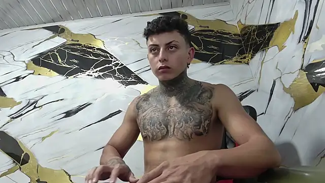 Snapshot of Kevin22_222 chatting on 01/05/25, 08:43 Kevin22 222 online show from 01/05/25, 08:43