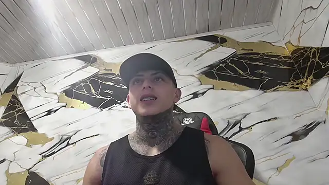 Snapshot of Kevin22_222 chatting on 01/08/25, 04:02 Kevin22 222 online show from 01/08/25, 04:02