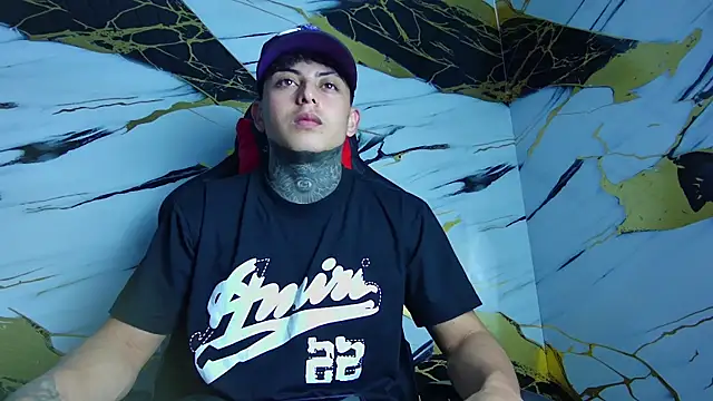 Snapshot of Kevin22_222 chatting on 02/04/25, 03:00 Kevin22 222 online show from 02/04/25, 03:00