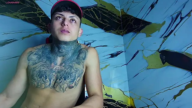 Snapshot of Kevin22_222 chatting on 02/13/25, 02:12 Kevin22 222 online show from 02/13/25, 02:12