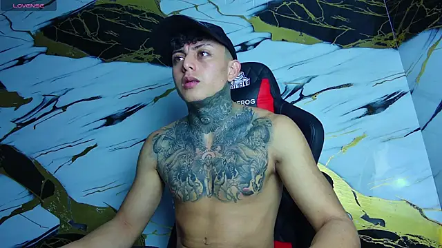 Snapshot of Kevin22_222 chatting on 03/16/25, 10:20 Kevin22 222 online show from 03/16/25, 10:20