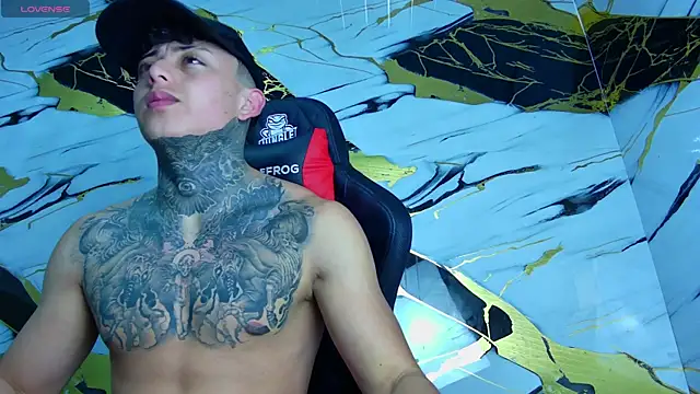 Snapshot of Kevin22_222 chatting on 03/18/25, 03:53 Kevin22 222 online show from 03/18/25, 03:53