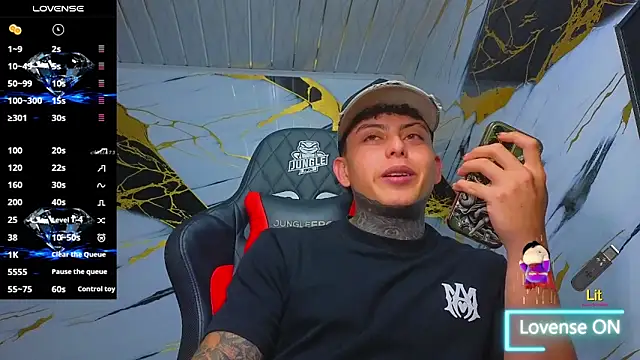 Snapshot of Kevin22_222 chatting on 12/19/25, 04:08 Kevin22 222 online show from 12/19/25, 04:08