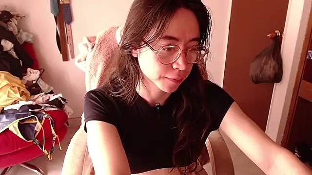 Snapshot of emily_pearl_ chatting on 10/27/25, 04:00 emily pearl online show from 10/27/25, 04:00