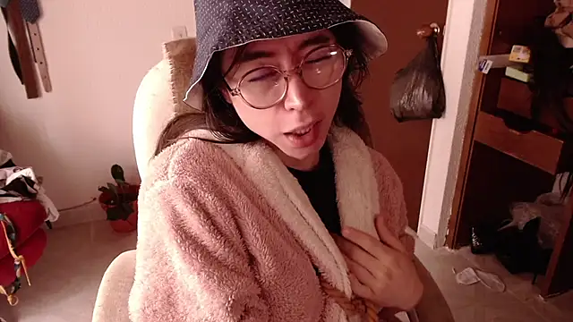 Snapshot of emily_pearl_ chatting on 10/28/25, 01:47 emily pearl online show from 10/28/25, 01:47