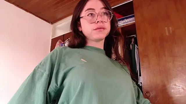 Snapshot of emily_pearl_ chatting on 11/20/25, 06:40 emily pearl online show from 11/20/25, 06:40