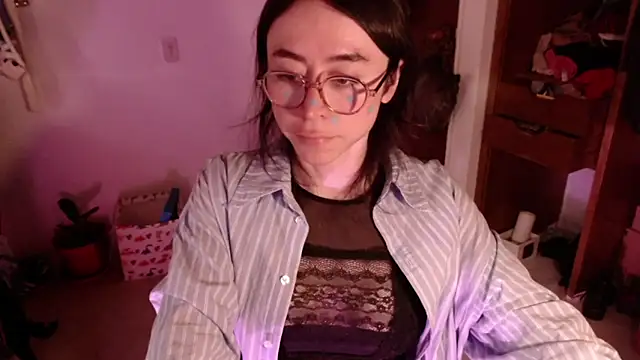 Snapshot of emily_pearl_ chatting on 11/21/25, 07:12 emily pearl online show from 11/21/25, 07:12