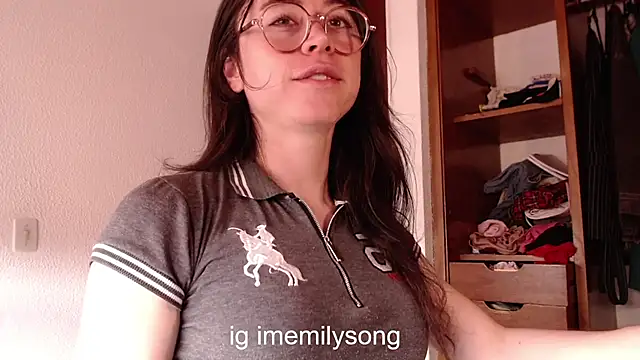 Snapshot of emily_pearl_ chatting on 11/23/25, 05:02 emily pearl online show from 11/23/25, 05:02