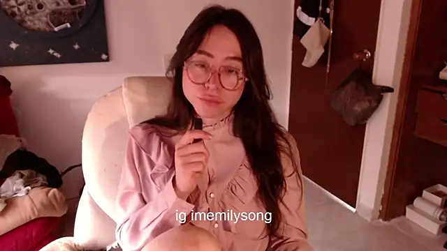 Snapshot of emily_pearl_ chatting on 12/14/25, 08:35 emily pearl online show from 12/14/25, 08:35