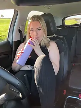 Snapshot of Rebeccaxxx chatting on 11/10/25, 10:58 Rebeccaxxx online show from 11/10/25, 10:58