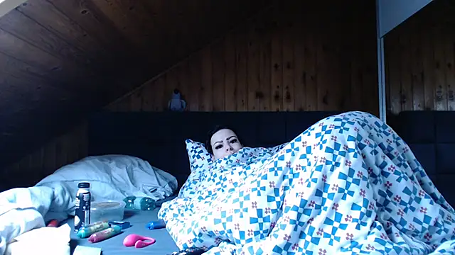 BoeseMoni1998 online show from 10/26/25, 08:31