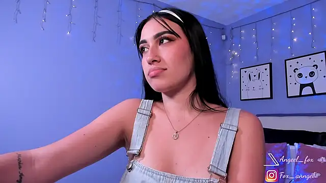 Snapshot of angeel_fox chatting on 01/15/25, 06:22 angeel fox online show from 01/15/25, 06:22