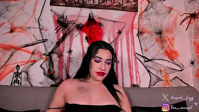 Snapshot of angeel_fox chatting on 10/31/25, 06:03 angeel fox online show from 10/31/25, 06:03