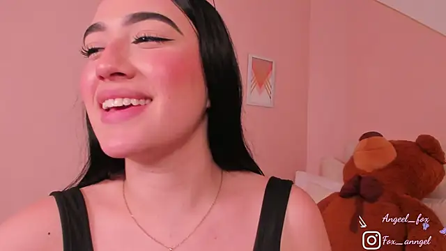 Snapshot of angeel_fox chatting on 11/28/25, 05:21 angeel fox online show from 11/28/25, 05:21