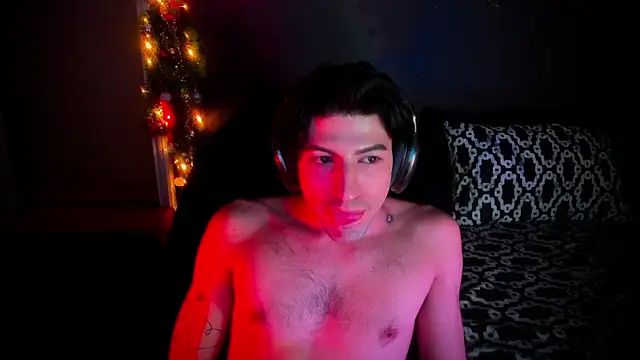 Snapshot of newjeff chatting on 12/20/25, 12:40 newjeff online show from 12/20/25, 12:40