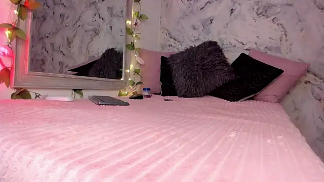 Snapshot of Bella_desi_ chatting on 09/13/25, 01:22 Bella desi online show from 09/13/25, 01:22