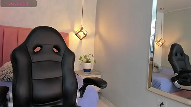 SUNNYCYRUS online show from 10/03/25, 12:24