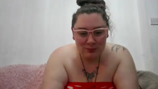 Snapshot of Bustycurves chatting on 12/16/25, 09:42 Bustycurves online show from 12/16/25, 09:42